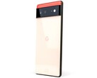 Vue arrière du Google Pixel 6 montrant le logo G et la barre noire de l'appareil photo