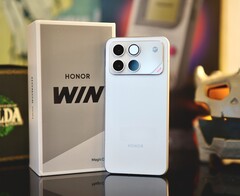Un smartphone Honor Win de première génération contre sa boîte.