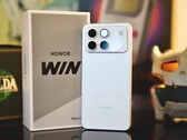 Un smartphone Honor Win de première génération contre sa boîte.