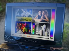 Alienware m15 - À l'extérieur par temps nuageux.