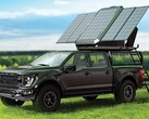 Le système Jackery Explorer combine une tente de toit et des panneaux solaires rétractables. (Source de l'image : Jackery)