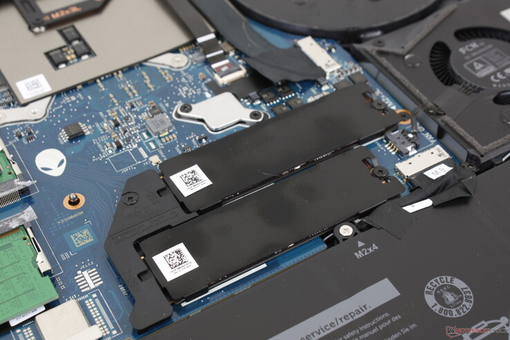 Deux SSD NVMe PCIe4 x4 Samsung PM9A1 de 1 To en RAID 0 pour des taux de lecture séquentiels soutenus de plus de 13 000 Mo/s. Un dissipateur thermique est fourni en standard pour les deux disques afin de faciliter le refroidissement