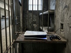 Console PS5 montrée dans une cellule de prison