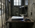 Console PS5 montrée dans une cellule de prison