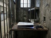 Console PS5 montrée dans une cellule de prison