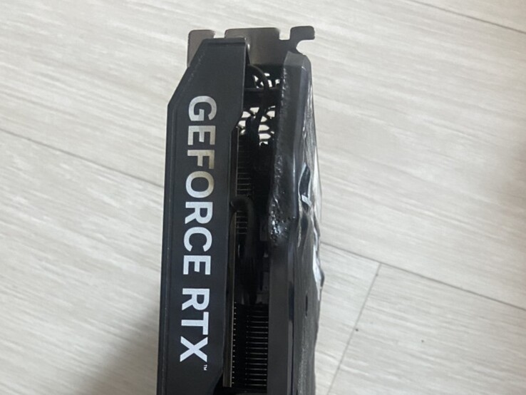 Vue du dessus de la plaque arrière fondue d'un GPU EmTek StormX Dual RTX 4060 Ti. (Source de l'image : user_634494 sur Quasar Zone)
