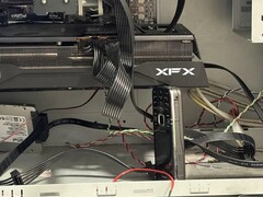 Un utilisateur de Reddit soutient la carte graphique de son PC avec un vieux Nokia 6124 Classic. (Source de l'image : u/bulochklem via Reddit)