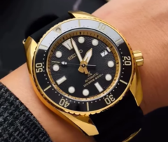 La nouvelle montre Prospex Muay Thai de Seiko en édition limitée, photographiée au poignet avec un bracelet en caoutchouc noir. (Source de l'image : @SeikoLeaks sur YouTube)