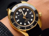 La nouvelle montre Prospex Muay Thai de Seiko en édition limitée, photographiée au poignet avec un bracelet en caoutchouc noir. (Source de l'image : @SeikoLeaks sur YouTube)