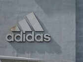 Logo Adidas sur un mur de l'entreprise (Source d'image : H&amp;CO/Pexels)