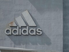 Logo Adidas sur un mur de l'entreprise (Source d'image : H&CO/Pexels)
