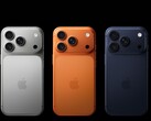 Trois Apple iPhone 17 Pro en argent, orange et bleu foncé (Image source : Apple)