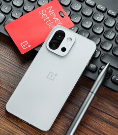 Le OnePlus 13T est l'un des nombreux téléphones compacts haut de gamme disponibles en Chine, mais pas dans le monde entier. (Source de l'image : Flying Bun sur Weibo)