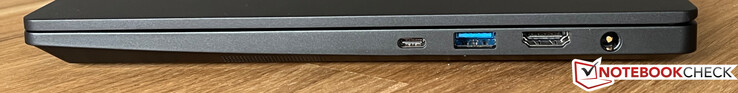 À droite : USB-C 4.0 avec Thunderbolt 4 (40 GBit/s, DisplayPort ALT mode 1.4, Power Delivery), USB 3.2 Gen 1 (5 GBit/s), HDMI 2.0b, alimentation électrique