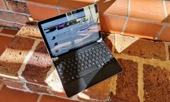 Le Microsoft Surface Go 2 LTE est associé au dock pour clavier Brydge 10.5 Go+. (Image : Notebookcheck)