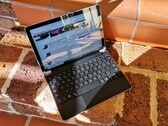 Le Microsoft Surface Go 2 LTE est associé au dock pour clavier Brydge 10.5 Go+. (Image : Notebookcheck)