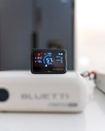 Bluetti propose également en option l'écran magnétique Display 1 