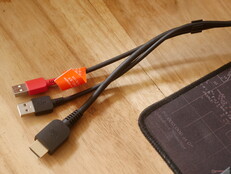 Le câble 3 en 1 Huion Kamvas 16 Gen 3 est équipé de peignes pour garder les choses en ordre