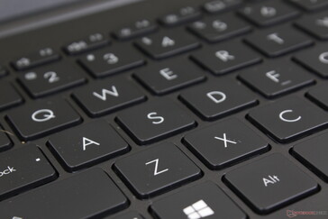 Asus n'a pas amélioré le clavier de sa série VivoBook depuis des années. La course des touches est faible (1,4 mm)