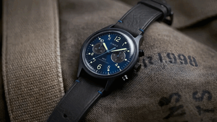 Les deux versions partagent un boîtier de 40 mm, une largeur de corne à corne de 46,5 mm et une épaisseur de 9,5 mm, avec un verre acrylique bombé.