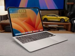 L&#039;&quot;iPadBook&quot; construit sur mesure avec un iPad Pro M4 attaché à une base de MacBook Air, fonctionnant sous macOS via Sidecar (Source de l&#039;image : 舒灿ShuCanTech via YouTube)