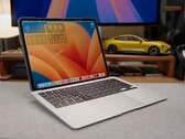 L'"iPadBook" construit sur mesure avec un iPad Pro M4 attaché à une base de MacBook Air, fonctionnant sous macOS via Sidecar (Source de l'image : 舒灿ShuCanTech via YouTube)