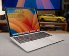 L'"iPadBook" construit sur mesure avec un iPad Pro M4 attaché à une base de MacBook Air, fonctionnant sous macOS via Sidecar (Source de l'image : 舒灿ShuCanTech via YouTube)