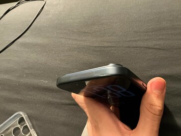 Un autre iPhone 17 Pro cabossé dans un étui Spigen. (Source de l'image : u/ChakiWRLD)