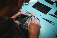 Apple a facilité la tâche des bricoleurs qui souhaitent réparer eux-mêmes leur iPhone (image via Unsplash)