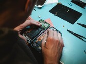 Apple a facilité la tâche des bricoleurs qui souhaitent réparer eux-mêmes leur iPhone (image via Unsplash)