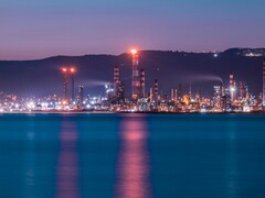 Raffinerie de pétrole éclairée la nuit par des lumières vives. (Source de l'image : Selim Şengül via Pexels)
