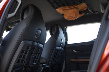 L'intérieur de la Fisker Alaska regorge de sangles et de solutions de rangement alternatives pour les bagages. (Source de l'image : Fisker)