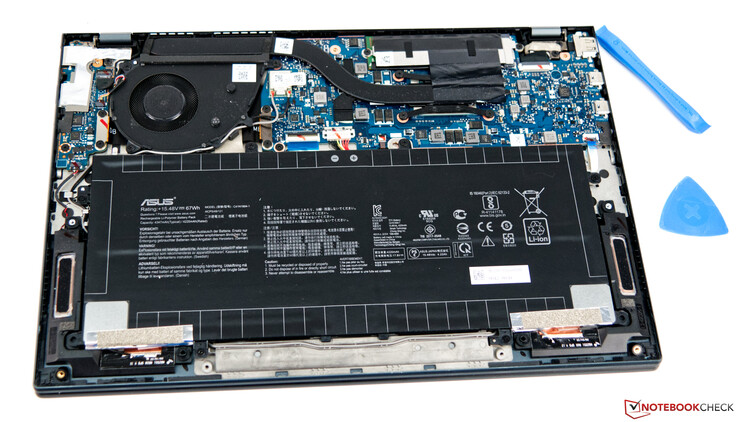 L'Asus ZenBook 13 UM325S sans le fond de l'étui