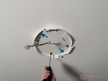 Percez des trous, vissez la plaque de fixation au plafond…