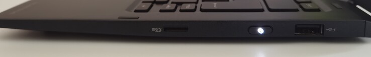 A gauche : lecteur MicroSD, bouton d'alimentation, 1x USB-A 3.2 Gen1