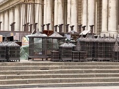 Les cages à oiseaux sur le plateau ont suscité des spéculations sur d'éventuels liens avec Raya Lucaria, bien qu'elles puissent tout aussi bien faire partie de la décoration de Leyndell.