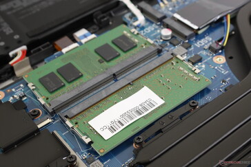 Accessible 2x SODIMM. Notre unité souffre d'un léger ronronnement de la bobine et n'est donc jamais vraiment silencieuse