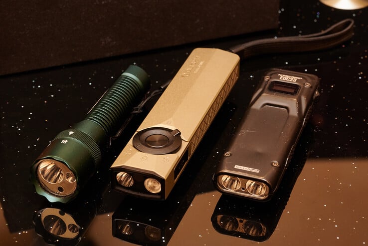 Le K1 d'Acebeam offre un ensemble de fonctionnalités similaires, et l'EDC23 de Nitecore a un format similaire. (Source de l'image : Andreas Sebayang/Notebookcheck.com)