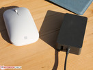 La Surface Mouse à côté du chargeur 44 W de la Surface Pro 6.