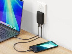 Le nouveau chargeur GaN OntheGo coûte 39,99 dollars. Sur la photo : la brique de chargement connectée aux appareils. (Source de l'image : Satechi)