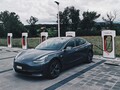 La recharge d'une Tesla Model 3 sur un Supercharger entraîne généralement des coûts à deux chiffres (Image : Dario)