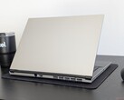 Le Blitz Ultra 2 14 est plus évolutif et réparable que les modèles populaires de Dell ou HP, mais au prix d'une taille et d'un poids plus importants (Image source : Notebookcheck)