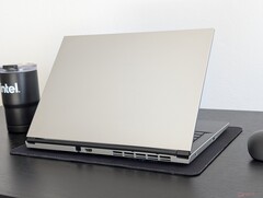 Le Blitz Ultra 2 14 est plus évolutif et réparable que les modèles populaires de Dell ou HP, mais au prix d'une taille et d'un poids plus importants (Image source : Notebookcheck)