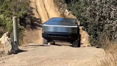 Essais tout-terrain du Cybertruck sur les marches de la SVRA de Hollister Hills (image : Dima Zeniuk/X)