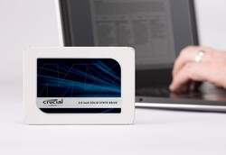 En examen : Crucial MX500 4 TB. Dispositif de test fourni par Crucial Allemagne.