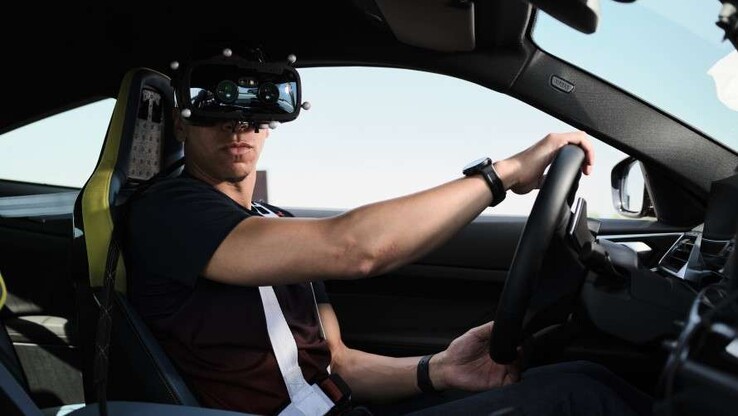 Les conducteurs portent un casque de réalité virtuelle Varjo à faible latence pendant qu'ils conduisent dans la réalité. (Source : BMW)