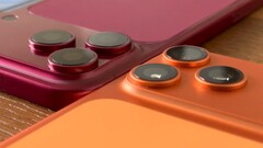Une maquette en plastique de l'iPhone 18 Pro Max, présentée en comparaison côte à côte avec l'iPhone 17 Pro Max et leurs coques respectives.