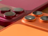 Une maquette en plastique de l'iPhone 18 Pro Max, présentée en comparaison côte à côte avec l'iPhone 17 Pro Max et leurs coques respectives.