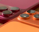 Une maquette en plastique de l'iPhone 18 Pro Max, présentée en comparaison côte à côte avec l'iPhone 17 Pro Max et leurs coques respectives.
