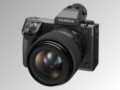 Le nouveau GFX100 II et l'objectif GF 55 mm f/1.7 (Image Source : Fujifilm)